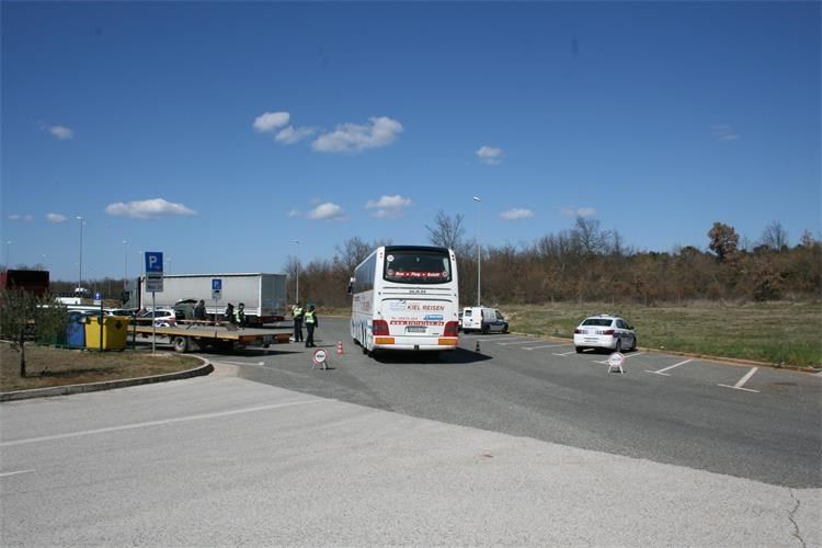 Policija kontrolirala teretna vozila i autobuse. Broj prekršaja u prosjeku veći od jednog po vozilu.